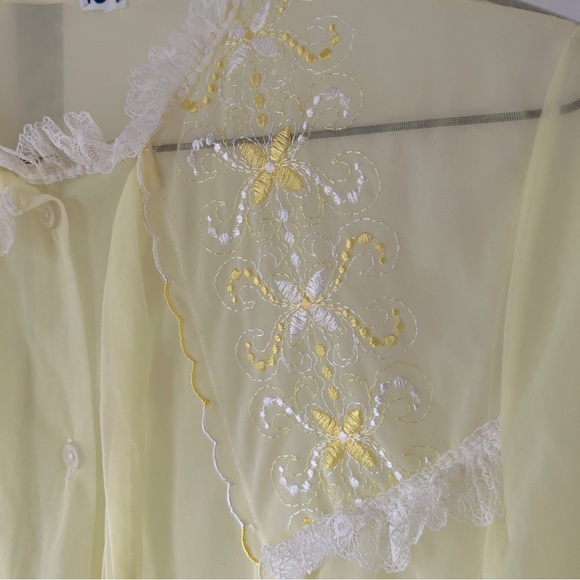 Vintage 1950’s Pale Yellow Robe with Embroidered Design & Lace Trim - Picture 6 of 11